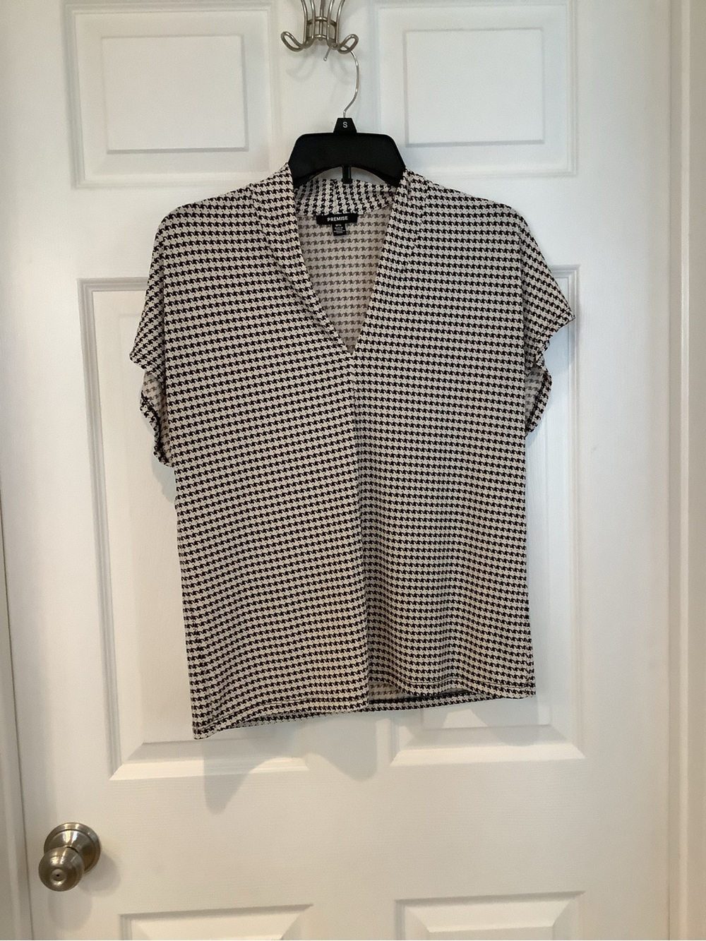 Premise Black & White Houndstooth V-Neck Short Sleeve top